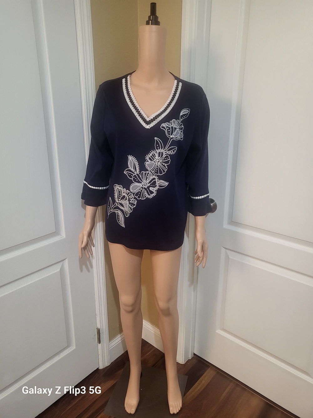 Alfred Dunner Women's Navy V-Neck Floral-Embroidered Tunic (M) Pre-owned